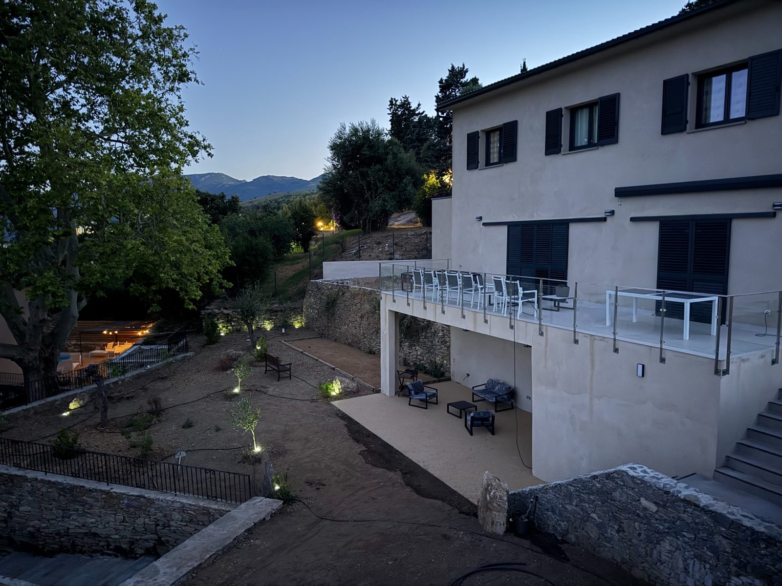 Façade et terrain de boules de la villa contemporaine