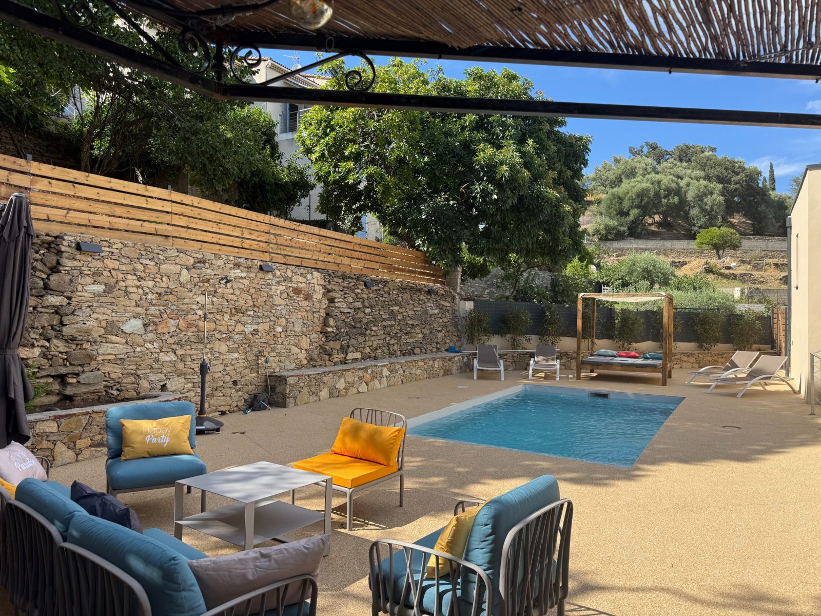 Piscine située à l’arrière de la villa contemporaine