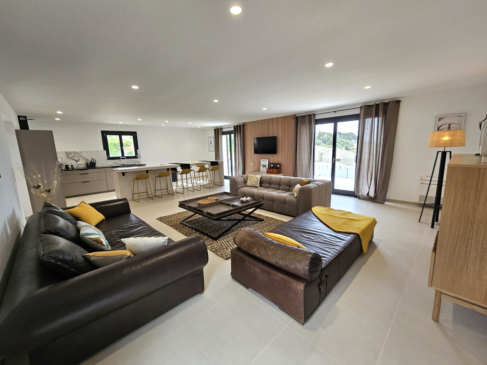 Séjour et canapé de la villa contemporaine