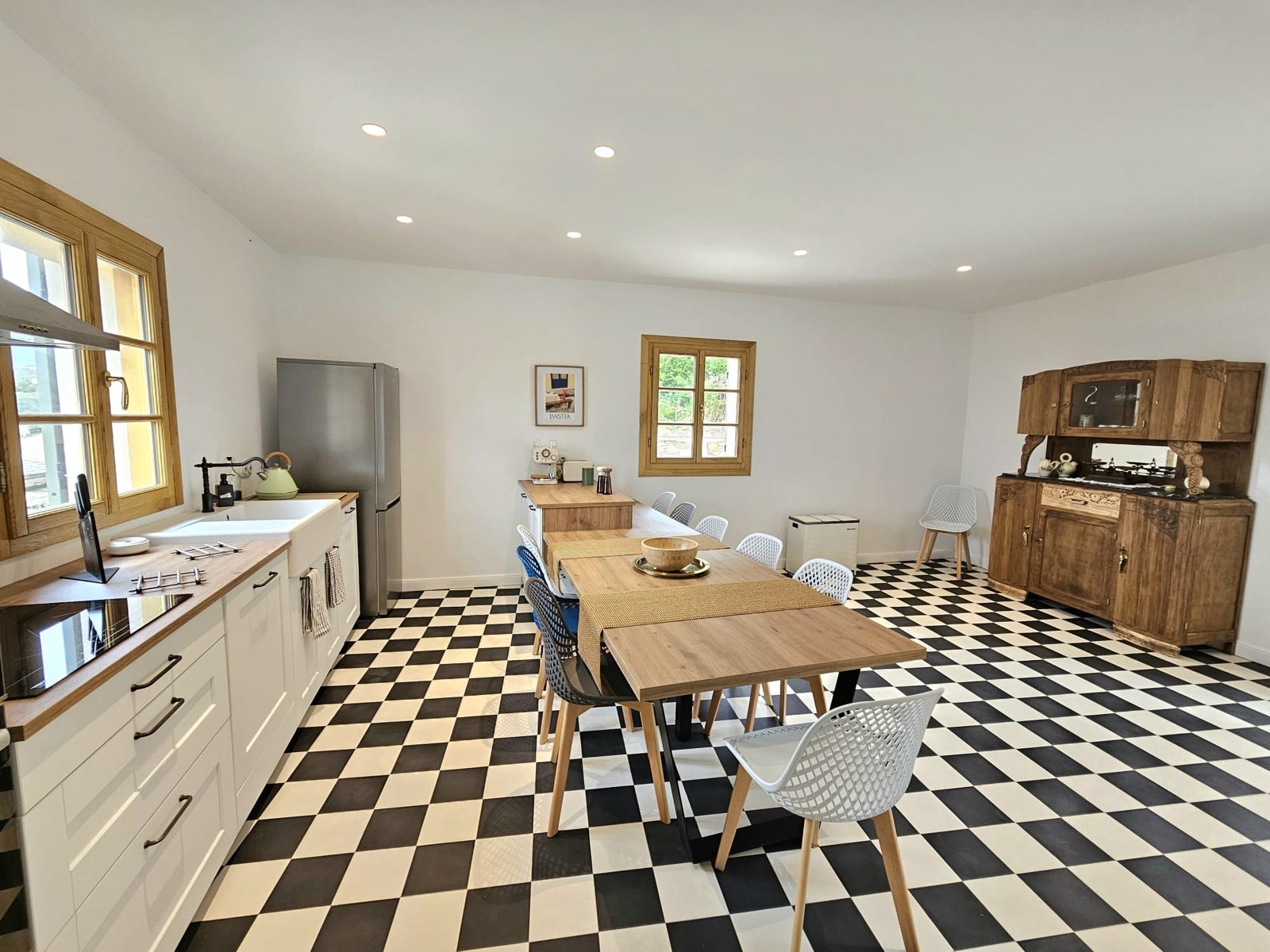 Cuisine avec sol à damier de la maison de pierre