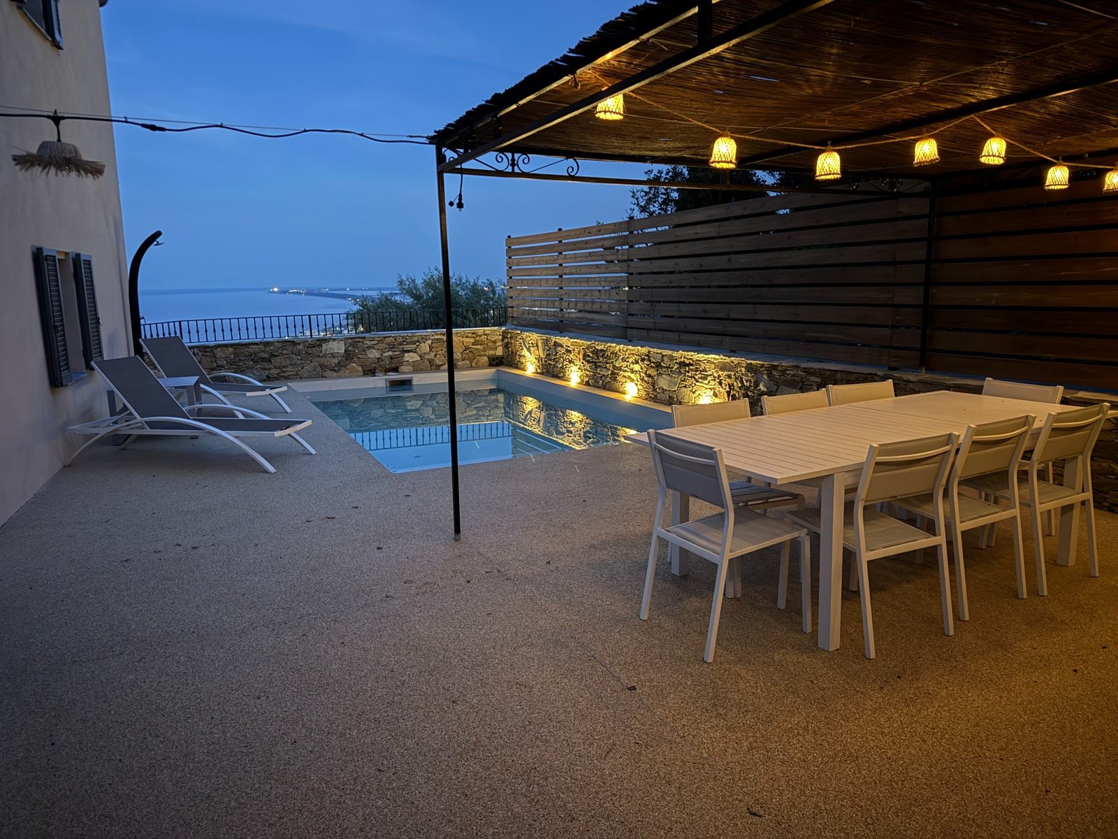 Terrasse, piscine et mer au soleil couchant