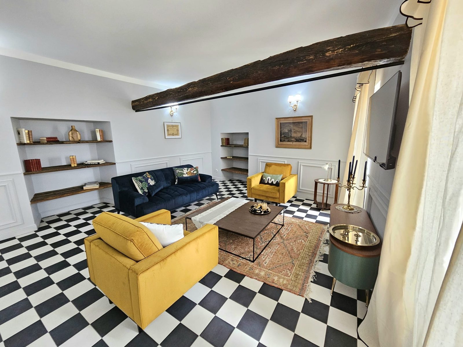 Salon et poutres anciennes de la maison de pierre